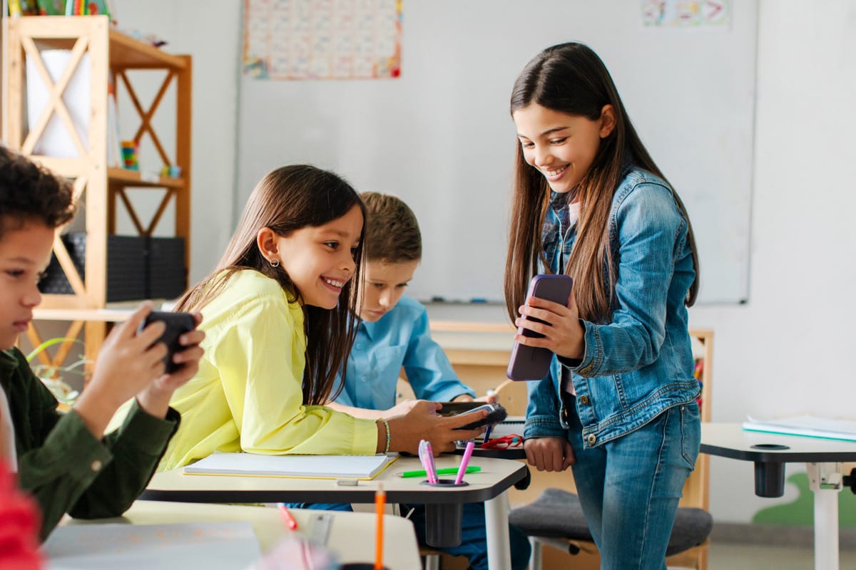 Handyverbot an Schulen: Warum Verbote scheitern und digitale Bildung der bessere Weg ist