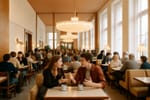 In der samtenen Stille des Café Prückel beobachte ich zwei junge Digital-Strategen