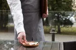Ein Kellner nimmt eine Schüssel mit Bargeld