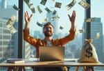Ein junger Mensch sitzt hinter einem modernen Schreibtisch und wirft Dollar-Noten in die Höhe, während er lächelt und voller Energie ist.