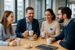 Die sigitalworld Academy ausgebildete KI Managerin trinkt Kaffee mit dem Marketing Team