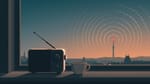 Altes Küchenradio auf einem Fensterbrett vor der Wiener Dachlandschaft in der Dämmerung, ein Sendeturm mit rotem Licht sendet Wellen, die sich am Himmel in Pixel auflösen.