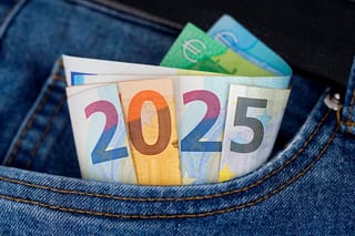 Papiergeld steckt in der Hosentasche