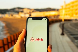 Am Handy nach der airbnb Unterkunft suchen