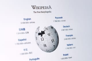 Startseite von Wikipedia mit Sprachauswahl und dem ikonischen Puzzle-Globus-Logo der freien Enzyklopädie
