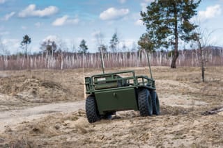 Ein KI Transporter bringt wichtigen Nachschub an die Front