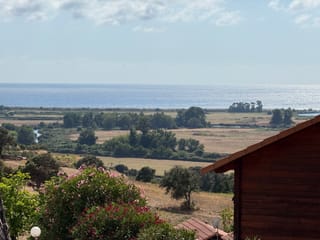 Das Meer liegt vor mir, das Gebirge hinter mir. Korsika.