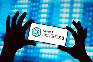 Zwei Hände halten ein Smartphone mit ChatGPT 5.0