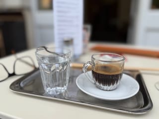 Ein kleiner schwarzer im Café Prückel