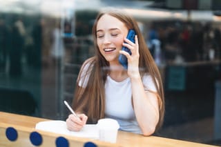 Die Welt neben KI - eine junge Frau recherchiert einen Artikel