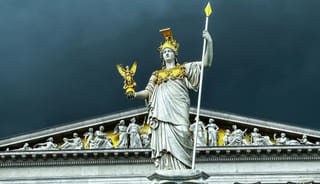 Das Parlament und dahinter dunkle Wochen