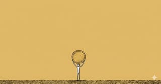 Ein Mensch hebt Geld von der Straße auf.