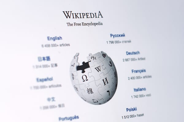 Startseite von Wikipedia mit Sprachauswahl und dem ikonischen Puzzle-Globus-Logo der freien Enzyklopädie