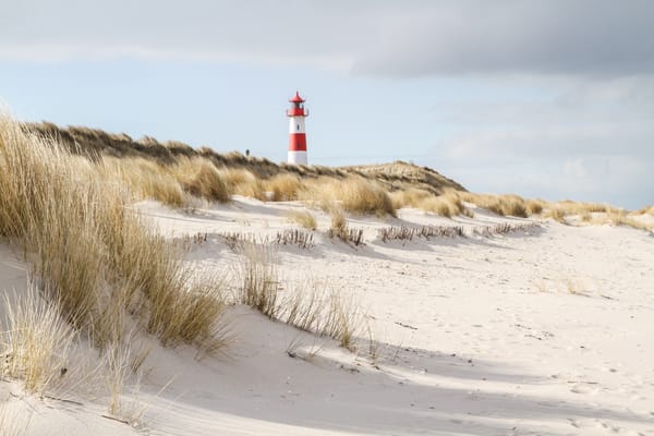 Ein Leuchtturm am Strand - als Sinnbild für Sichtbarkeit.
