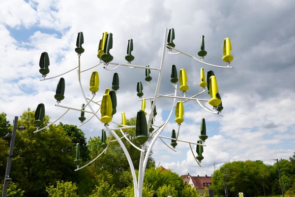 Ein Baum statt Blätter mit kleinen Windgeneratoren