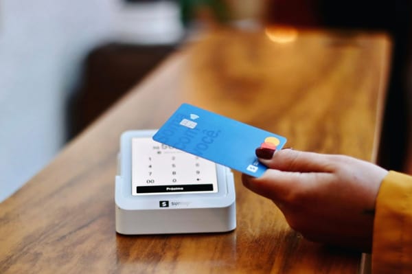 Ein Sumup Kartenlesegerät für eine elektronische Transaktion